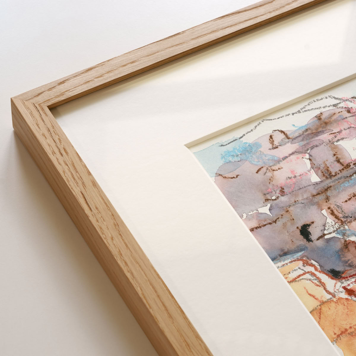 Holzrahmen mit einem abstrakten Aquarellbild in Pastellfarben.